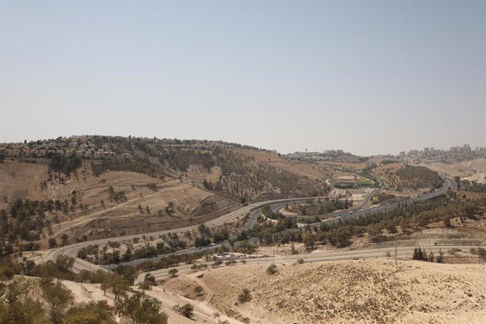 JERUSALÉM, 14 de agosto de 2025 -- Esta foto tirada em 14 de agosto de 2025 mostra uma vista da área E1, um trecho de terra a leste de Jerusalém entre a cidade e o assentamento de Ma'ale Adumim.   O ministro das Finanças de Israel, Bezalel Smotrich, de ex