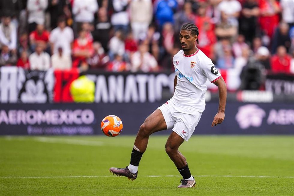 Archivo - El central francés Loc Badé, en un partido con el Sevilla FC.