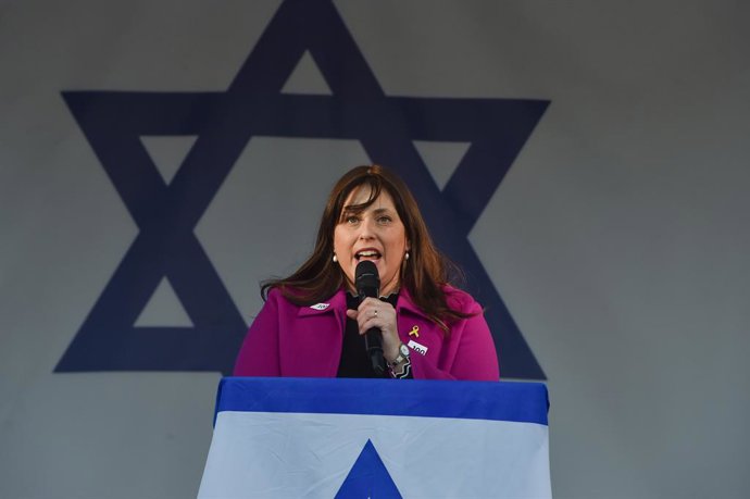 Archivo - Arquivo - 14 de janeiro de 2024, Londres, Inglaterra, Reino Unido: O embaixador israelense no Reino Unido, TZIPI HOTOVELY, discursa na manifestação. Milhares de pessoas se reuniram na Trafalgar Square para o comício "Stand With Israel" (Fique co