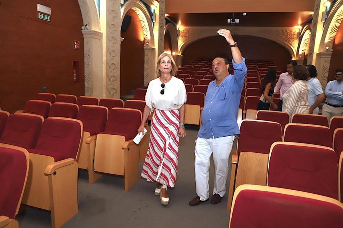 La alcaldesa de Jerez de la Frontera (Cádiz), María José García-Pelayo, en una visita a las obras de restauración que se están acometiendo en la Sala Compañía