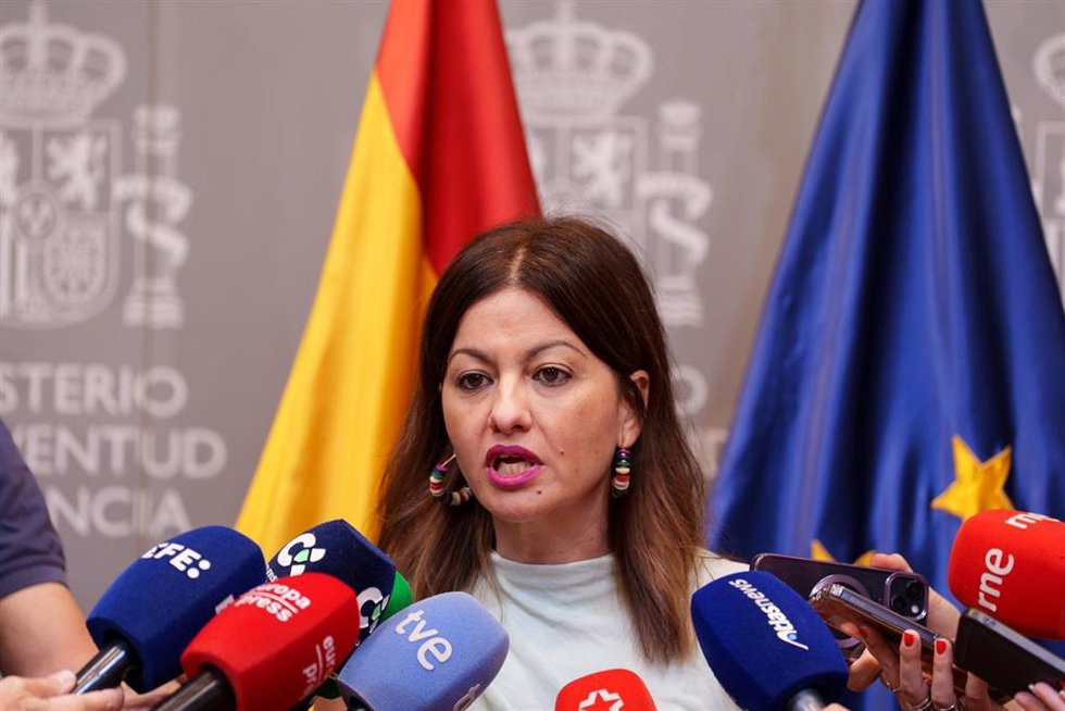 La ministra de Juventud e Infancia, Sira Rego, atiende a los medios de comunicación. 