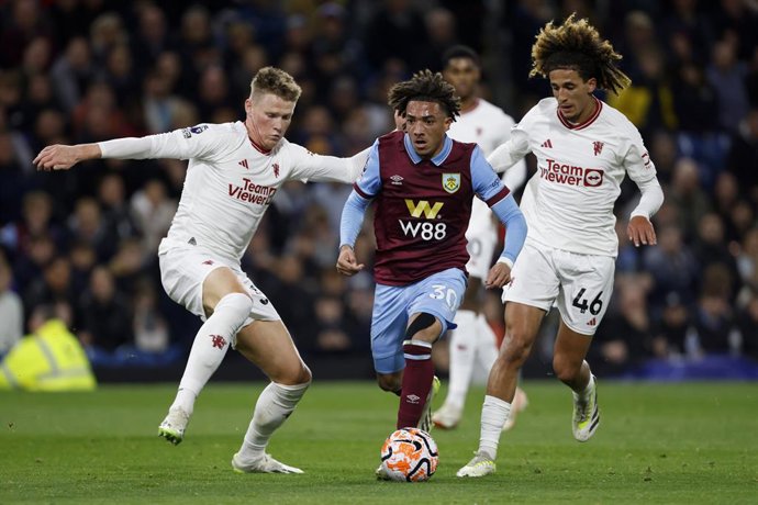 Archivo - 23 September 2023, United Kingdom, Burnley: Burnley's Luca Koleosho (C) battles for the ball with Manchester United's Scott McTominay (L) and Hannibal Mejbri during the English Premier League soccer match between Burnley and Manchester United at