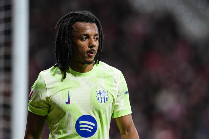 Archivo - Jules Kounde do FC Barcelona em ação durante a partida de futebol da Liga Espanhola, LaLiga EA Sports, disputada entre o Atlético de Madrid e o FC Barcelona no estádio Riyadh Air Metropolitano em 16 de março de 2025, em Madri, Espanha.