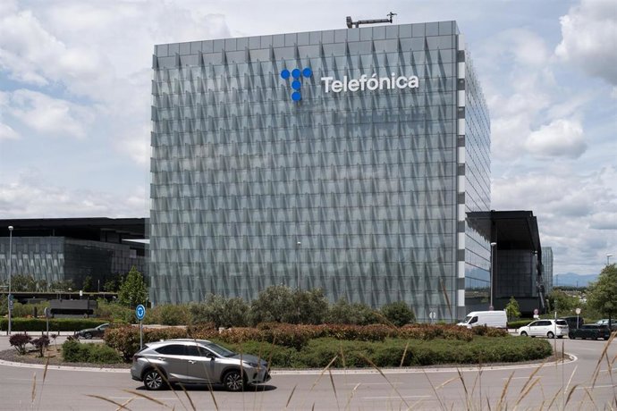 Archivo - Fachada del edificio de Distrito Telefónica, a 20 de mayo de 2025, en Madrid (España).