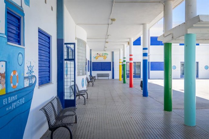 Interior de un colegio de San Fernando, adecentado para el inicio del nuevo curso.