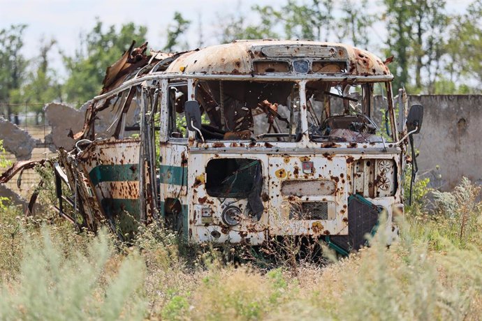 24 de julho de 2025, Rússia, Donetsk: Os destroços de um ônibus, danificado em um ataque de drone russo, repousam no chão no vilarejo de Novomikhailovka. Foto: Dmitry Yagodkin/TASS via ZUMA Press/dpa