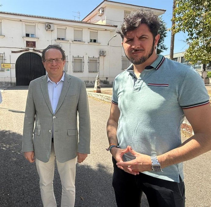 Ramírez del Río y Palomeque ante el Puesto de la Guardia Civil en Cabra.