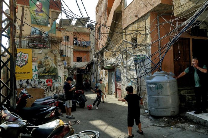 Archivo - May 20, 2025, Beirut, Beirut, Lebanon: Palestinian children play in a narrow alley in a Palestinian refugee camp in Beirut on the eve of the visit of Palestinian President Mahmoud Abbas. Abbas is set to visit Lebanon 21 May and is expected to an
