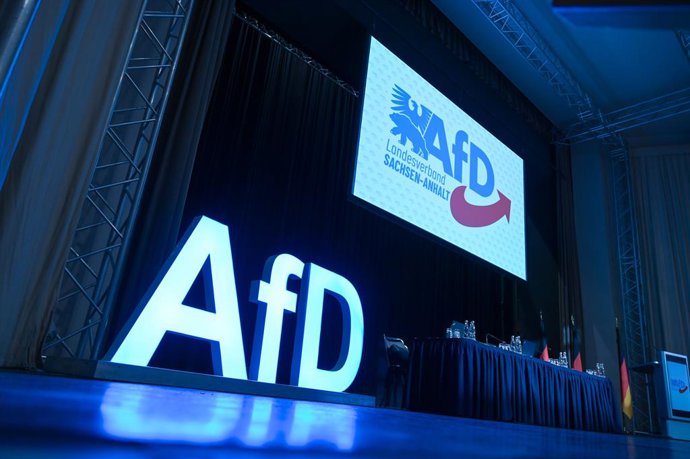 Archivo - 23 May 2025, Saxony-Anhalt, Magdeburg: The logo and lettering of the Alternative for Germany (AfD) party is pictured on the stage in the assembly hall during the party's conference in Saxony-Anhalt. Photo: Heiko Rebsch/dpa