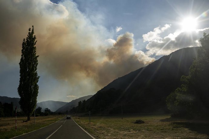 Vista del fuego, a 20 de agosto de 2025, en Boca de Huérgano, León, Castilla y León (España). El incendio originado el pasado miércoles, 13 de agosto, en la localidad leonesa de Barniedo de la Reina tiene una evolución favorable y los servicios de emergen