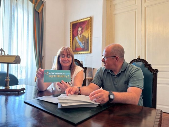 La vicepresidenta María José Jiménez y uno de los técnicos del departamento.