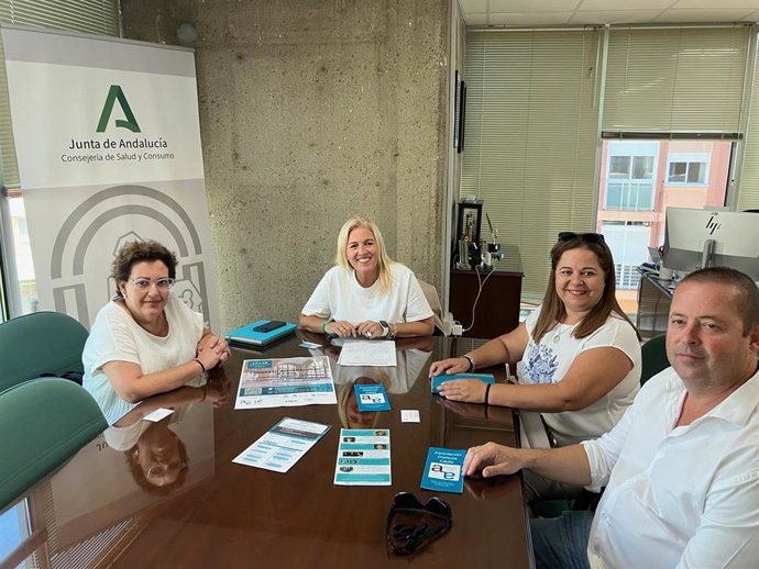 Archivo - La delegada territorial de Salud y Consumo, Eva Pajares, mantiene una reunión con representantes de la Asociación Dislexia Cádiz.