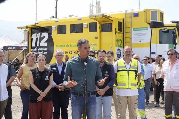 El presidente del Gobierno, Pedro Sánchez, junto a la presidenta de la Junta de Extremadura, María Guardiola, visita el Puesto de Mando Avanzado de Jarillas, para conocer la evolución de los fuegos junto a los responsables de emergencia, a 18 de agosto de