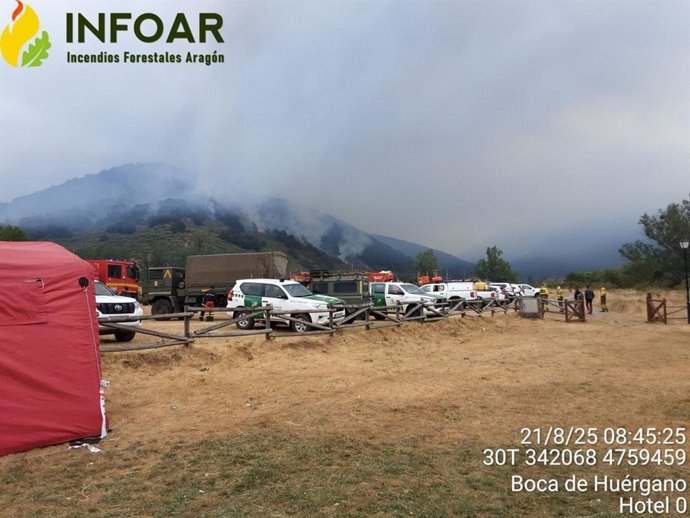 Más de 30 efectivos aragoneses siguen desplegados en el incendio forestal de Barniedo de la Reina, en CyL
