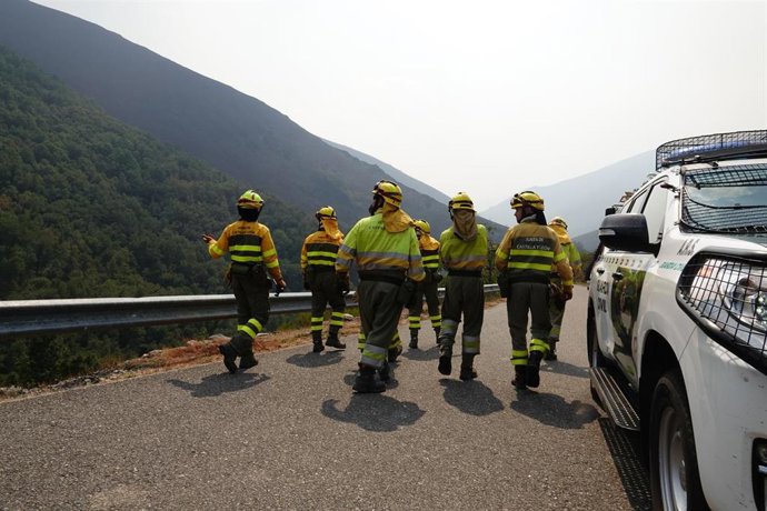 Varios servicios de emergencia tratan de extinguir el fuego de Dagaña (Asturias), a 21 de agosto de 2025, en Anllarinos del Sil, León, Castilla y León (España). El último balance de la situación de incendios forestales del Servicio de Emergencias del Prin