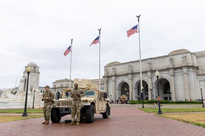 Membros da Guarda Nacional patrulham Washington D.C.