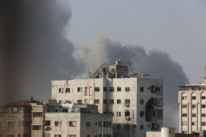 19 de agosto de 2025, Territórios Palestinos, Gaza: A fumaça se espalha após um ataque israelense a uma casa na Cidade de Gaza. Foto: Omar Ashtawy/APA Images via ZUMA Press Wire/dpa