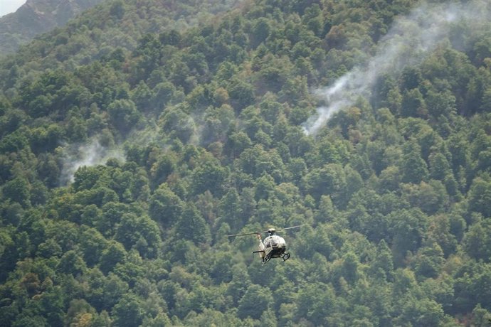 Un helicóptero trata de extinguir el fuego de Dagaña (Asturias), a 21 de agosto de 2025, en Anllarinos del Sil, León, Castilla y León (España). El último balance de la situación de incendios forestales del Servicio de Emergencias del Principado de Asturia