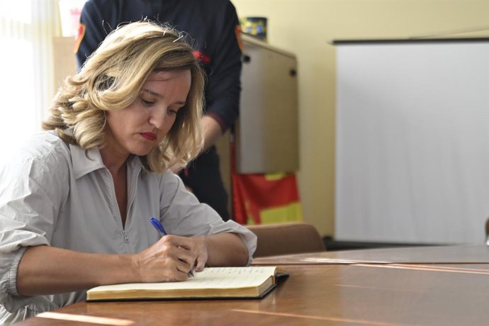 A Ministra da Educação e Formação Profissional, Pilar Alegría, participa do reconhecimento da Unidade Militar de Emergência (UME) como Filho Adotivo em Azuara, em 21 de agosto de 2025, em Azuara, Zaragoza, Aragão (Espanha). A distinção é feita durante