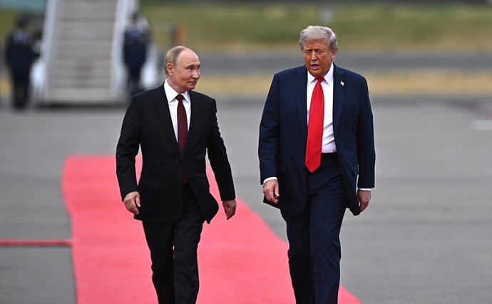 HANDOUT - 15 August 2025, US, Alaska: US President Donald Trump (R) and Russia's President Vladimir Putin walk on a red carpet upon their arrival in Alaska. Photo: Sergey Bobylev/Kremlin/dpa - ATTENTION: editorial use only and only if the credit mentioned