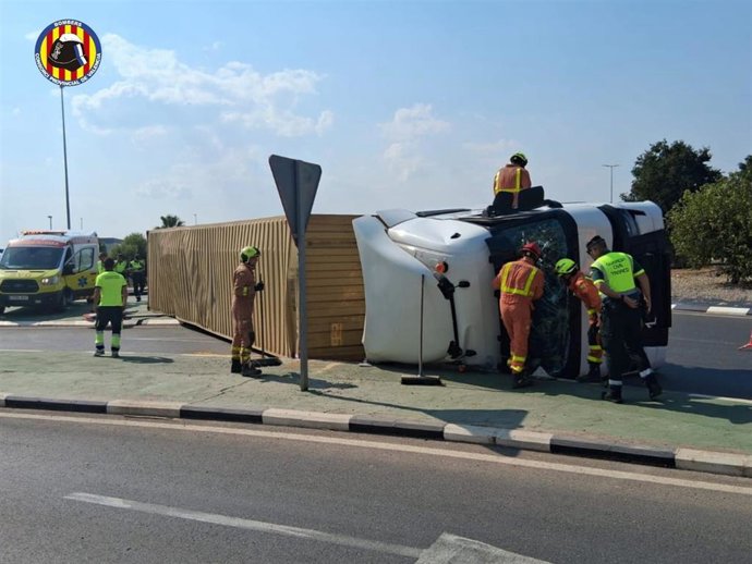 Herido un conductor de camión al volcar su vehículo en la CV-33