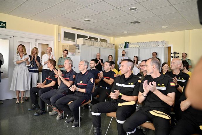 La ministra de Educación y Formación Profesional, Pilar Alegría (1i), asiste al reconocimiento de la Unidad Militar de Emergencias (UME) como Hijo Adoptivo en Azuara, a 21 de agosto de 2025, en Azuara, Zaragoza