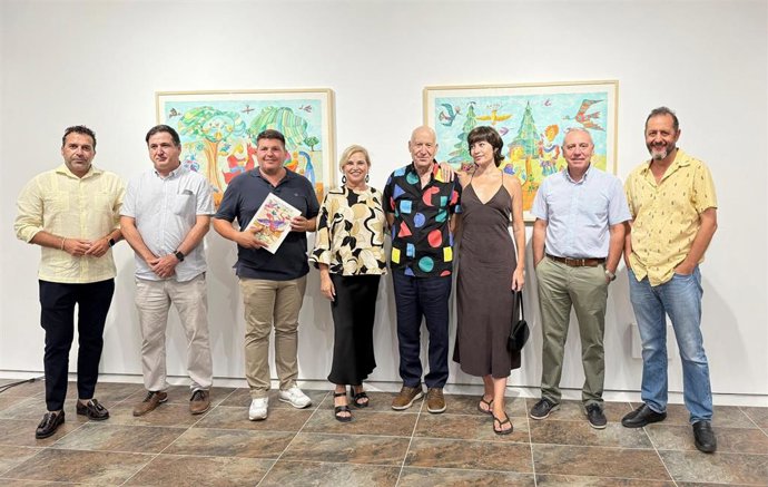 La diputada de Cultura, Gracia Baquero, el artista Manuel Calvarro y la comisaria, Laura Calvarro, hija del autor, durante la inauguración de la exposición.