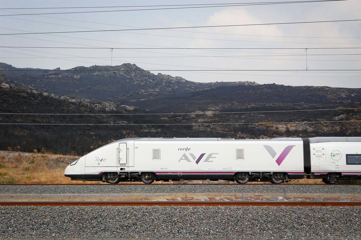  Gastamos 600 euros más : Viajeros  decepcionados  con Renfe tras la reapertura de la circulación Galicia-Madrid