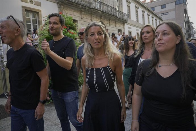 La vicepresidenta segunda del Gobierno y ministra de Trabajo, Yolanda Díaz, antes de participar en Vigo (Pontevedra) en una concentración convocada por la plataforma 'Por un Monte Galego con Futuro' contra los incendios, a 21 de agosto de 2025.