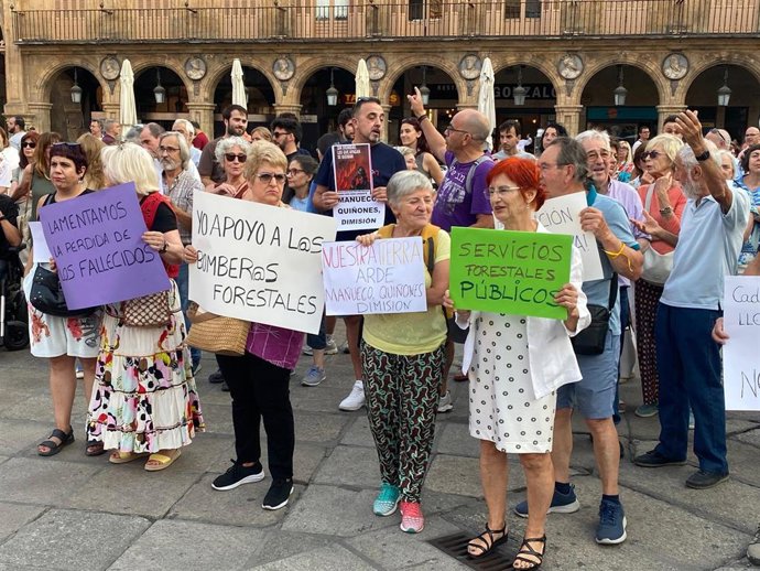 Más de 300 personas piden en Salamanca la dimisión de Mañueco y Suárez-Quiñones por el "desastre" de los incendios