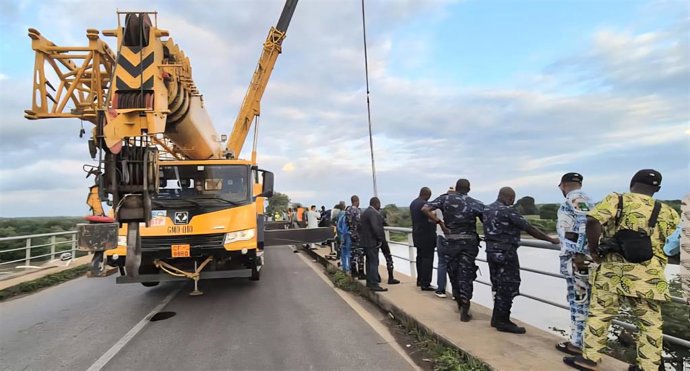 Operación de búsqueda y rescate tras caer un autobús a un río en Benín