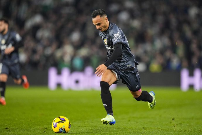 Archivo - Alvaro Garcia of Rayo Vallecano in action during the Spanish league, LaLiga EA Sports, football match played between Real Betis and Rayo Vallecano at Benito Villamarin stadium on December 22, 2024, in Sevilla, Spain.