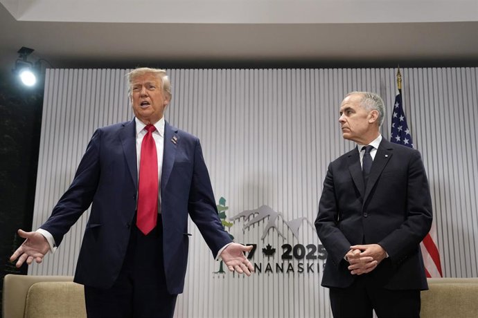 Archivo - El presidente de Estados Unidos, Donald Trump, y el primer ministro de Canadá, Jay Carney