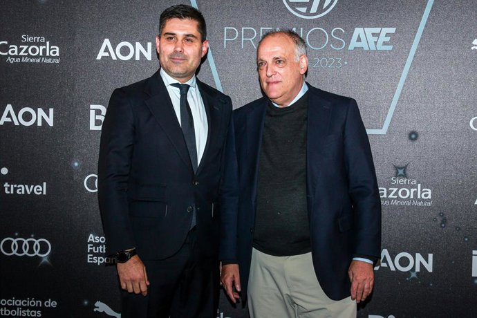 Archivo - David Aganzo, presidente da AFE, e Javier Tebas, presidente da LaLiga, posam para foto durante a cerimônia de premiação da AFE (Associação Espanhola de Jogadores de Futebol) no Real Casino de Madri, em 6 de novembro de 2023, em Madri, Espanha.