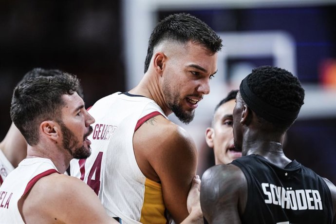 Willy Hernangomez, da Espanha, reage a Dennis Schroder, da Alemanha, durante o Torneio Cidade de Madri, partida de basquete disputada entre Espanha e Alemanha na Madrid Arena, em 21 de agosto de 2025, em Madri, Espanha.