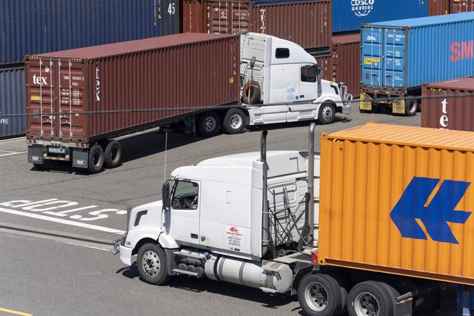 August 11, 2025, Seattle, Washington, USA: Trucks carrying shipping containers wait to be unloaded and stacked in the Port of Seattle in Seattle, Washington, USA, on Mon., Aug. 11, 2025. Tariffs on Chinese goods were set to raise to 145% at midnight tonig