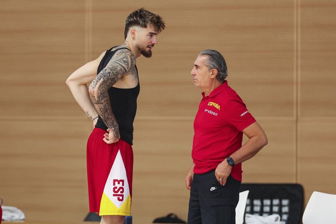 Juancho Hernangomez, da Espanha, e Sergio Scariolo, técnico da Espanha, conversando durante uma sessão de treinamento da equipe nacional de basquete da Espanha na Ciudad Deportiva Real Madrid, em 19 de agosto de 2025, em Madri, Espanha.