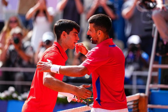 Archivo - Novak Djokovic of Serbia celebrates after winning against Carlos Alcaraz of Spain during the Men's Singles Gold medal match on Court Philippe-Chatrier at Roland-Garros Stadium during the Paris 2024 Olympics Games on August 04, 2024 in Paris, Fra
