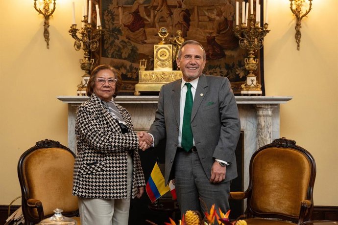 Os ministros das Relações Exteriores da Colômbia e do Peru, Rosa Villavicencio e Elmer Schialer, respectivamente.
