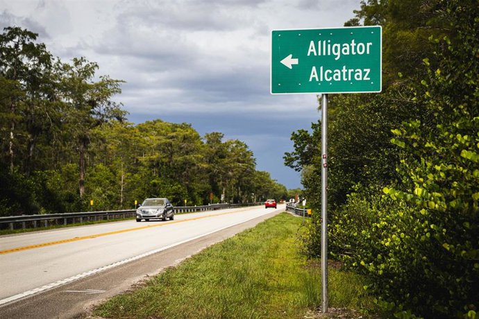 Señal indicando la dirección hacia el  'Alligator Alcatraz' , Florida  