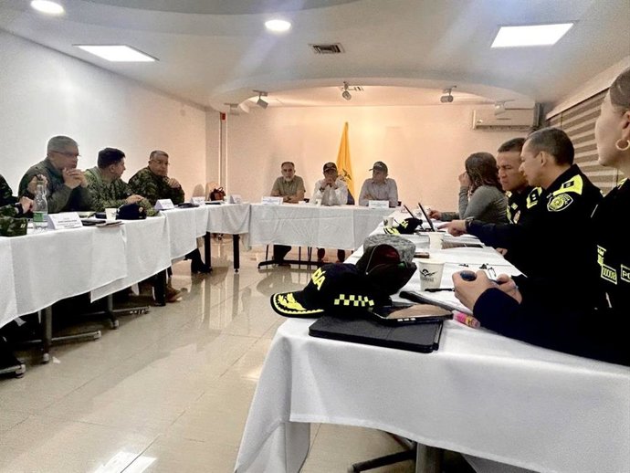 O presidente colombiano Gustavo Petro lidera uma reunião do conselho de segurança em Cali.