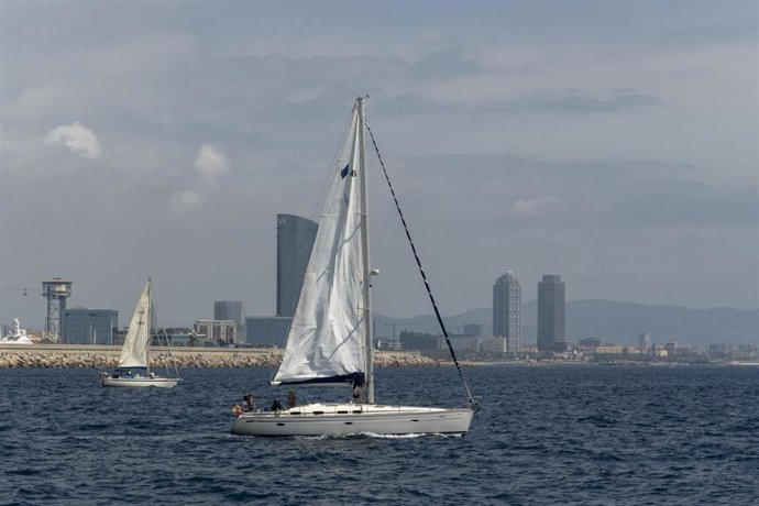 Archivo - Vista de la ciudad de Barcelona desde el mar, en Catalunya (España). 