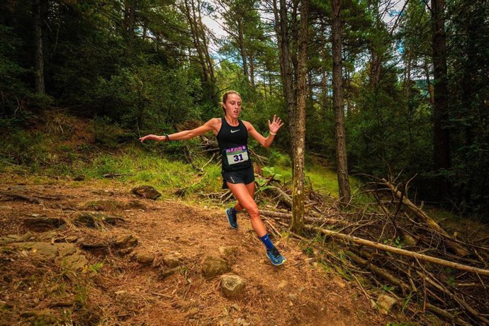 Una participante en la carrera de montaña, Subida a la Fuente del Paco, de Villanúa