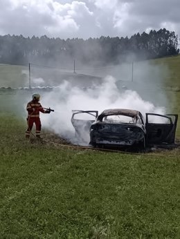 Bomberos extinguen un incendio de un vehículo.