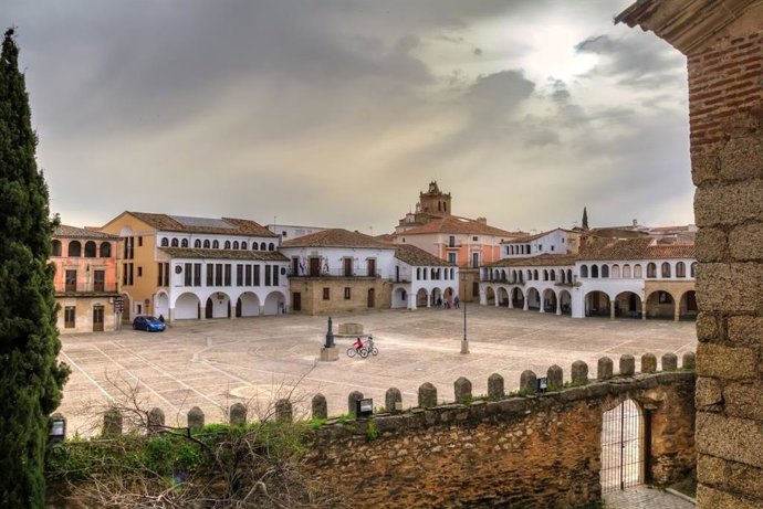 Archivo - Plaza porticada de Garrovillas de Alconétar (Cáceres)