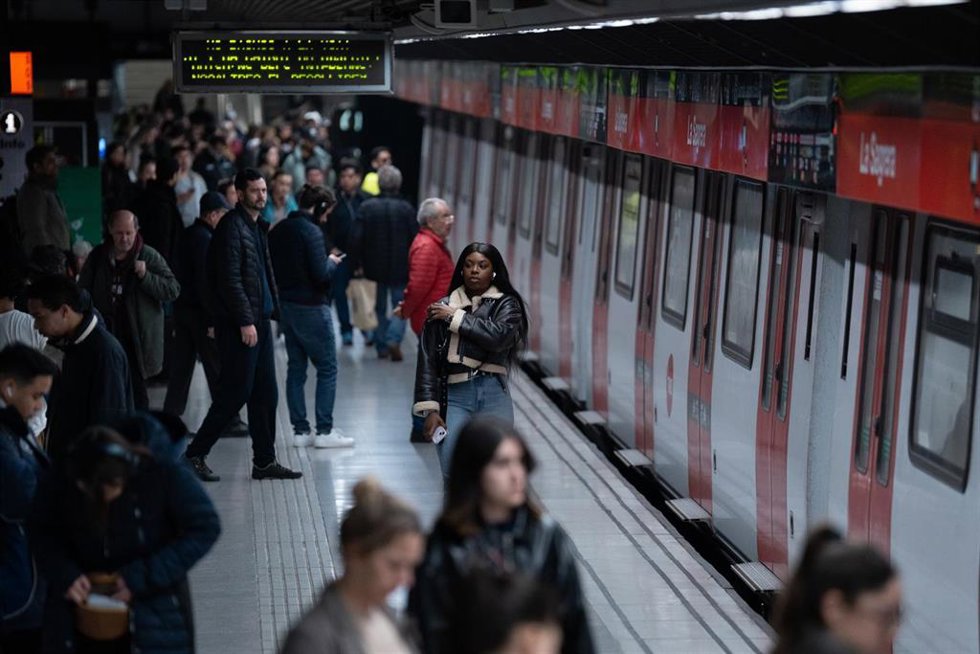Archivo - Varias personas en el metro, a 22 de enero de 2025, en Barcelona, Catalunya (España)