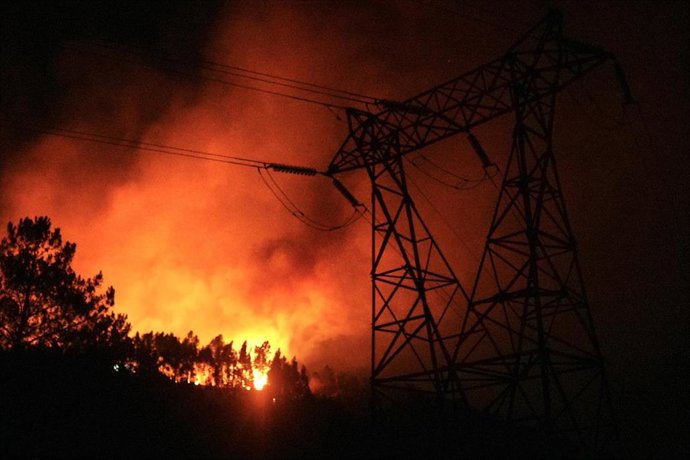 Vista del fuego en el Miradoiro do Alto da Picota, a 22 de agosto de 2025, en Os Peares, Ourense