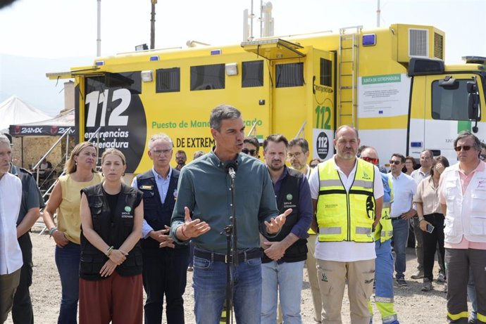 El presidente del Gobierno, Pedro Sánchez, junto a la presidenta de la Junta de Extremadura, María Guardiola, visita el Puesto de Mando Avanzado de Jarillas, para conocer la evolución de los fuegos junto a los responsables de emergencia, a 18 de agosto de