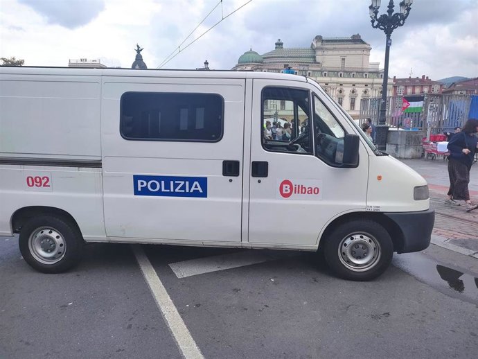 Vehículo policial en Aste Nagusia de Bilbao