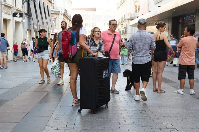 Archivo - Turistas con maletas por el centro de la ciudad, a 19 de julio de 2025, en Madrid (España).